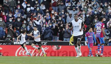 Carlos Soler celebra el 1-3 al Barcelona. 