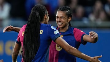 BARCELONA, 27/03/2025.- La delantera del Barcelona Salma Paralluelo (i) celebra con su compañera Esmee Brugts el segundo gol de su equipo ante el Wolfsburgo, en el partido de vuelta de cuartos de final de la Liga de Campeones femenina, este jueves en el estadio Johan Cruyff. EFE/ Enric Fontcuberta
