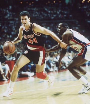 En 1989 fichó por Portland Trail Blazers y da así su salto a la NBA.