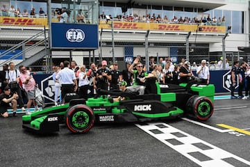 Durante el Gran Premio de Miami 2025, los 20 pilotos de F車rmula 1 desfilaron en r谷plicas a tama?o real de sus monoplazas, construidas con aproximadamente 400.000 piezas de LEGO cada una. Estas versiones el谷ctricas, con neum芍ticos Pirelli reales, alcanzaban hasta 20 km/h y fueron creadas en colaboraci車n con LEGO. El desfile reemplaz車 al tradicional cami車n de presentaci車n, ofreciendo una experiencia m芍s creativa, que gener車 entusiasmo tanto en la pista como entre los espectadores. La iniciativa busca acercar el espect芍culo de la F1 a los fans.