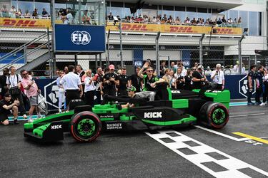 Durante el Gran Premio de Miami 2025, los 20 pilotos de Fórmula 1 desfilaron en réplicas a tamaño real de sus monoplazas, construidas con aproximadamente 400.000 piezas de LEGO cada una. Estas versiones eléctricas, con neumáticos Pirelli reales, alcanzaban hasta 20 km/h y fueron creadas en colaboración con LEGO. El desfile reemplazó al tradicional camión de presentación, ofreciendo una experiencia más creativa, que generó entusiasmo tanto en la pista como entre los espectadores. La iniciativa busca acercar el espectáculo de la F1 a los fans.