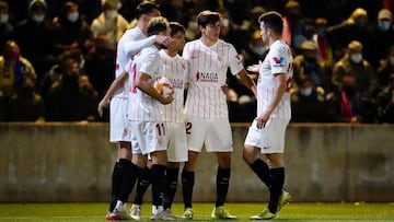 Los jugadores del Sevilla, tras el gol de Rafa Mir.