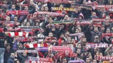 <b>INCONDICIONALES. </b>Los hinchas rojiblancos pueblan las gradas del Vicente Calderón.