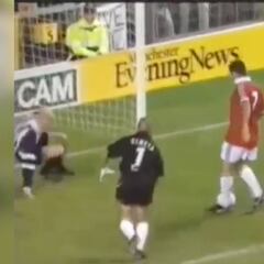 Debería ser tan famoso como su patada: cuando Cantona hizo un gol que la historia nunca borrará