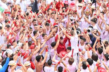 Los San Fermines vuelven tras dos años de parón debido a la pandemia. El exjugador de fútbol Juan Carlos Unzué prenderá la mecha del cohete inaugural. “Bienvenidos a las fiestas más grandes del mundo" ha sido el mensaje de la ciudad.