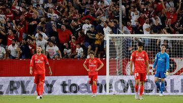 Los jugadores del Madrid se lamentan de uno de los goles encajados.