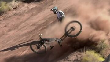 Bienvenido Aguado durante la caída en segunda ronda del Red Bull Rampage al probar el drop de front flip. La bici, partida, baja por delante suyo.