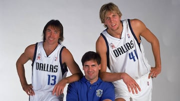 Steve Nash con Mark Cuban y Dirk Nowitzki en el Media Day de los Dallas Mavericks