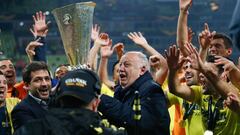 Llaneza celebra emocionado con el equipo la Europa League que conquistó el Villarreal ante el Manchester United en 2021.  