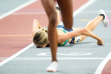No será un día de grato recuerdo el de ayer para Sarah Healy. La irlandesa finalizó su participación en los Mundiales de atletismo bajo techo de Glasgow (Escocia) con un mal trago. Cuando se acercaba a la meta en la prueba de 1.500 sufrió una aparatosa caída y aterrizó con la cara en el tartán. Por suerte no sufrió grandes daños.