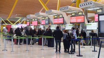 Varios viajeros durante la huelga del handling de Iberia convocada por UGT y CCOO en el en el aeropuerto Adolfo Suárez Madrid-Barajas, a 7 de enero de 2024, en Madrid (España). Esta convocatoria de huelga se convirtió en definitiva el pasado 4 de enero de 2024, cuando finalizó la última reunión entre sindicatos y la compañía para tratar de llegar a un acuerdo que la evitase. La huelga de los trabajadores de esta filial de Iberia surge después de que la compañía perdiera la licencia de operador en ocho de los grandes aeropuertos en el último concurso de handling de Aena. Las aerolíneas del grupo Iberia han conseguido solucionar la situación del 90,9% de los 45.641pasajeros afectados por la huelga de los servicios de handling convocada para los días 5, 6, 7 y 8 de enero de 2024, coincidiendo con la festividad de Reyes y la operación retorno.
07 ENERO 2024;HUELGA;HANDLING;
Gustavo Valiente / Europa Press
07/01/2024