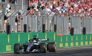 Lewis Hamilton cruzando la línea de meta. 