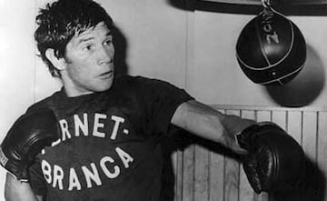 Boxeador que comenzó su carrera en 1963. En total consiguió 76 victorias consecutivas, las cuales lo llevaron a alcanzar 15 campeonatos del mundo. En 1983 se convirtió en miembro del Salón de la Fama del Boxeo Internacional y en 2004 la revista The Ring lo nombró el tercer mejor peleador de peso medio de todos los tiempos.