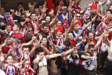 Los seguidores del Almería inundarón las calles de Villarreal para dar ánimos a su equipo, antes del partido contra el Villarreal donde se juegan el ascenso a primera división