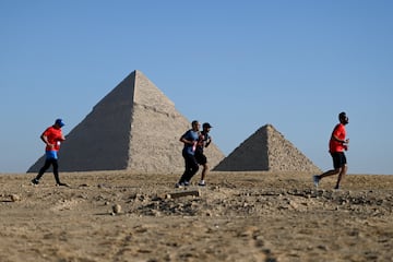 Cientos de corredores de numerosos países participaron en la quinta edición de la media maratón que anualmente se disputa en Giza (Egipto). En la imagen, los atletas corren alrededor de las emblemáticas Grandes Pirámides. Hacer deporte en un marco tan excepcional es un impresionante aliciente para los inscritos.
