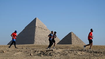 Cientos de corredores de numerosos países participaron en la quinta edición de la media maratón que anualmente se disputa en Giza (Egipto). En la imagen, los atletas corren alrededor de las emblemáticas Grandes Pirámides. Hacer deporte en un marco tan excepcional es un impresionante aliciente para los inscritos.