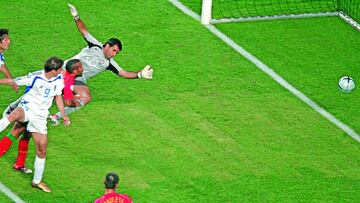 Greece&#039;s forward Angelos Charisteas (3rd R) heads the ball to score against Portugal, 04 July 2004 at Stadio da Luz in Lisbon, during the Euro 2004 final football match between Portugal and Greece at the European Nations championship in Portugal. AFP