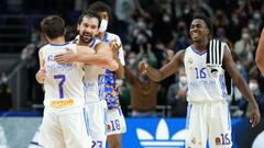 Sergio Llull abraza a Urban Klavzar tras la victoria del Real Madrid el 23 de diciembre ante el CSKA de Mosc&uacute; con solo seis jugadores de la primera plantilla.