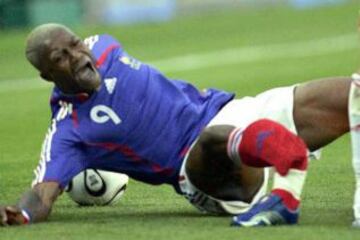 El frances Djibril Cissé se perdió el Mundial de Alemania 2006 después de sufrir una rotura de tibia y peroné en la pierna derecha durante un amistoso entre Francia y China pocos días antes de la justa.