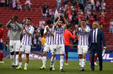 Los jugadores del Real Valladolid agradecen a los aficionados desplazados hasta Madrid para animarles.