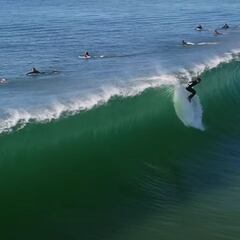 Una ola mutante, una creada por el hombre, foil surfing y una pelea