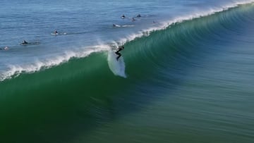 Una ola artificial a punto de romper como un muro mientras un tipo que intenta practicar surf se prepara para un wipeout en Queensland (Australia).