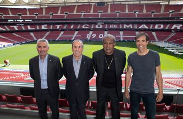 Manolo, Adelardo, Luiz Pereira y Solozábal, en el estadio.