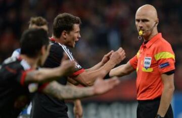 Sebastian Boenisch del Leverkusen discute con el arbitro Sergei Karasev