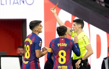 Gerard Martín fue expulsado inicialmente por una dura entrada sobre Almada, pero tras la revisión en el VAR, Busquets Ferrer rectificó la decisión y convirtió la roja directa en amarilla.