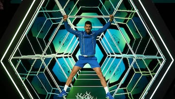 Novak Djokovic celebra su victoria con el trofeo de campeón del Masters 1.000 de París.