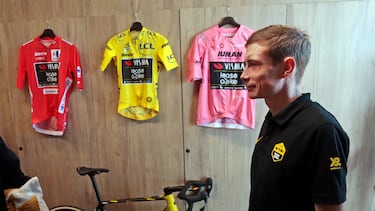 Jonas Vingegaard posa delante de los maillots de las tres grandes vueltas tras anunciar en la concentración de su equipo en La Nuncia que disputará el próximo Giro de Italia.