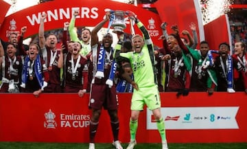 Wes Morgan y  Kasper Schmeichel levantan la FA Cup.