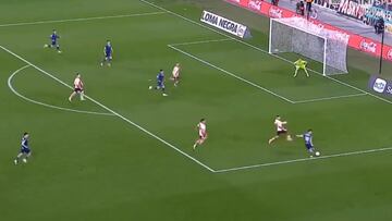 Echeverría sorprende y convierte el gol más importante de su carrera: definición perfecta