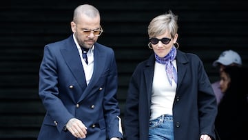 GRAFCAT6439. BARCELONA (ESPAÑA), 04/04/2025.- El exfutbolista Dani Alves (i) junto a su abogada,Inés Guardiola (d) ha acudido hoy a los juzgados a recuperar sus pasaportes español y brasileño, una vez ha sido absuelto por la justicia al revocarse su condena inicial de cuatro años y medio de cárcel por la violación de una joven en una discoteca de Barcelona en diciembre de 2022.EFE/ Andreu Dalmau