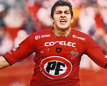 En el Apertura 2013 anotó 11 goles con la camiseta de Ñublense y eso le permitó ser vendido a Al-Shahaniya SC de Qatar. Regresó a Huachipato, pasó por Temperley y ahora está de vuelta en el club qatarí.