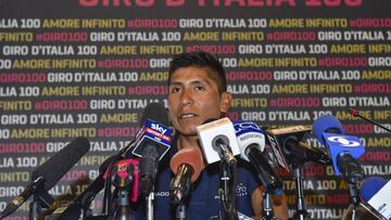 KJU01 ALGHERO (ITALIA), 04/05/2017.- El ciclista colombiano Nairo Quintana del Movistar durante la rueda de prensa del equipo en Alghero, Italia hoy 4 de mayo de 2017 con motivo del comienzo del Giro. La carrera italiana se disputa del 5 al 28 de mayo. EFE/Dario Belingheri