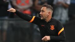 AMDEP9569. SAO PAULO (BRASIL), 13/04/2022.- El entrenador de Corinthians Vítor Pereira dirige hoy, en un partido de la Copa Libertadores entre Corinthians y Deportivo Cali en el estadio Arena de Sao Paulo (Brasil). EFE/Sebastiao Moreira
