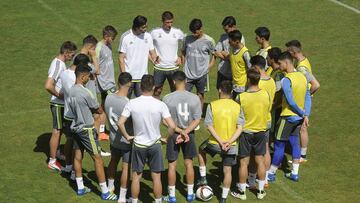 Solari dio las &uacute;ltimas instrucciones al Juvenil del Madrid antes de la final de Copa contra el Atl&eacute;tico.