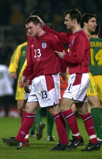 Rooney debutó con la selección absoluta el 12 de febrero de 2003 en un encuentro amistoso ante Australia (perdieron 3-1). Se convirtió en el jugador más joven (19 años) en debutar con Inglaterra.