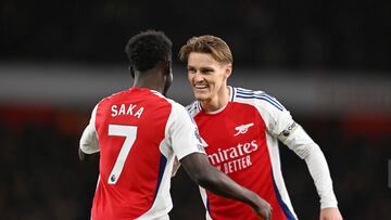 Bukayo Saka y Martin Ødegaard, jugadores del Arsenal, celebran un gol.