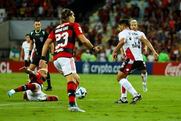 Nicolás Zalazar, en medio de Flamengo-Ñublense.