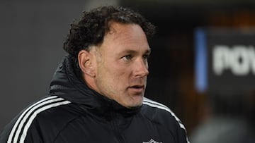 (FILES) Atletico Mineiro's Argentine head coach Gabriel Milito gestures before the beginning of the Copa Libertadores group stage second leg football match between Uruguay's Penarol and Brazil's Atletico Mineiro at Campeon del Siglo Stadium in Montevideo on May 14, 2024. Brazilian teams Atletico Mineiro and Botafogo will face in the Copa Libertadores final at the Mas Monumental stadium in Buenos Aires on November 30, 2024. (Photo by DANTE FERNANDEZ / AFP)