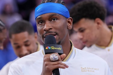 El base del Oklahoma City Thunder, Shai Gilgeous-Alexander, habla con su anillo de campeón durante una ceremonia previa.

