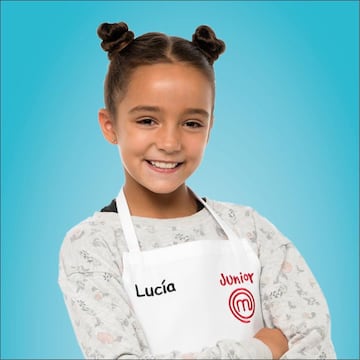 A Luc¨ªa su pasi¨®n por la cocina le viene de familia, puesto que le encantaba ver a su madre cocinar y empez¨® a ayudarle con 6 a?os. No recuerda cu¨¢l es el plato que m¨¢s le ha costado hacer pero s¨ª que se lo pasa genial cocinando todos. Su plato favorito son las pechugas rebozadas, ya que su madre las hace espectacularmente. Uno de sus deseos, cocinar turr¨®n en el programa. Su aspirante favorita: Nuria, de MasterChef Junior 5.