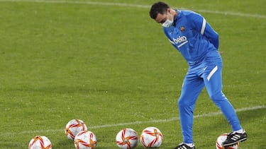 Soccer Football - Spanish Super Cup - FC Barcelona Training - Prince Faisal Bin Fahd Stadium, Riyadh, Saudi Arabia - January 11, 2022 FC Barcelona coach Xavi during training REUTERS/Albert Gea