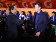 Soccer Football - Liga MX - Play In - Pachuca v Pumas UNAM - Estadio Hidalgo, Pachuca, Mexico - November 20, 2025 Pachuca coach Esteban Solari shakes hands with Pumas UNAM coach Efra