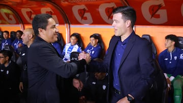 Soccer Football - Liga MX - Play In - Pachuca v Pumas UNAM - Estadio Hidalgo, Pachuca, Mexico - November 20, 2025 Pachuca coach Esteban Solari shakes hands with Pumas UNAM coach Efra