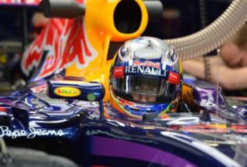 El piloto australiano de Fórmula Uno, Daniel Ricciardo (Red Bull Racing), descansa dentro de su RB10 durante los entrenamientos libres para el Gran Premio de Austria de Fórmula Uno en el circuito de Red Bull Ring 