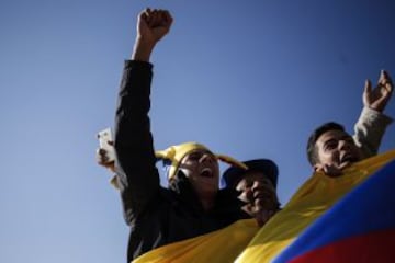 Hinchas colombianos desatan la locura a las afueras San Carlos de Apoquindo sede de la Universidad Cat&oacute;lica, lugar de entrenamiento de la Selecci&oacute;n.