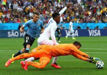 Fernando Muslera y Daniel Sturridge.